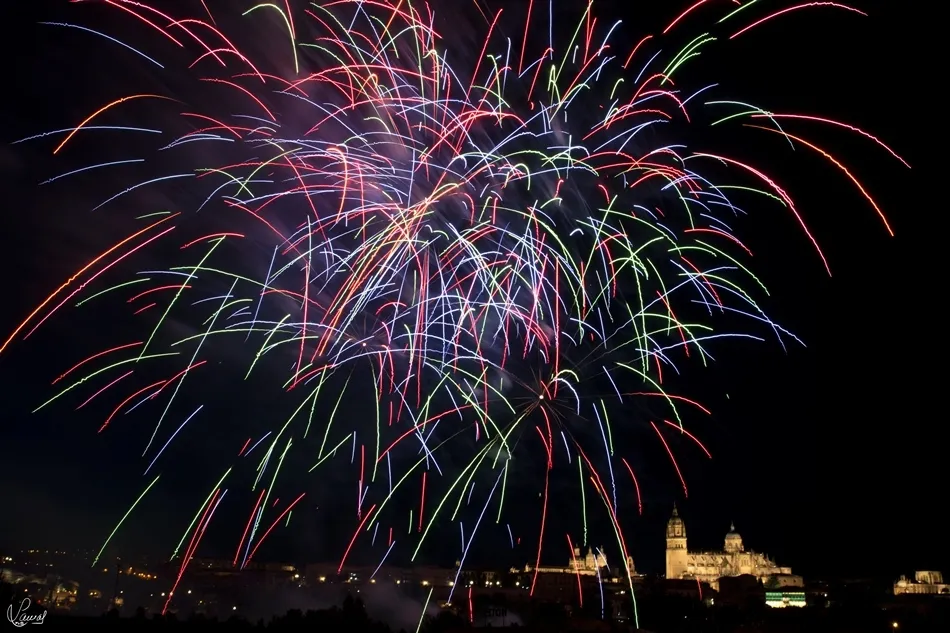 Foto 7 - Los fuegos artificiales llenan de luz y color el cielo salmantino  
