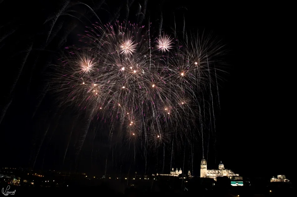 Foto 2 - Los fuegos artificiales llenan de luz y color el cielo salmantino  