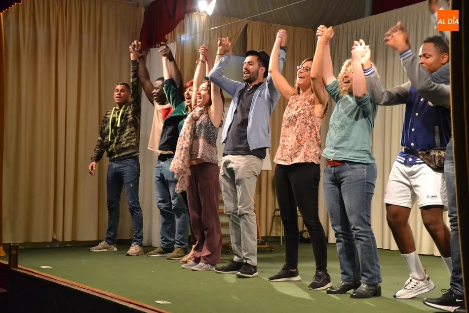 Foto 4 - Alumnos del Fray Diego asisten a una obra de teatro interactiva en torno al acoso en las aulas  
