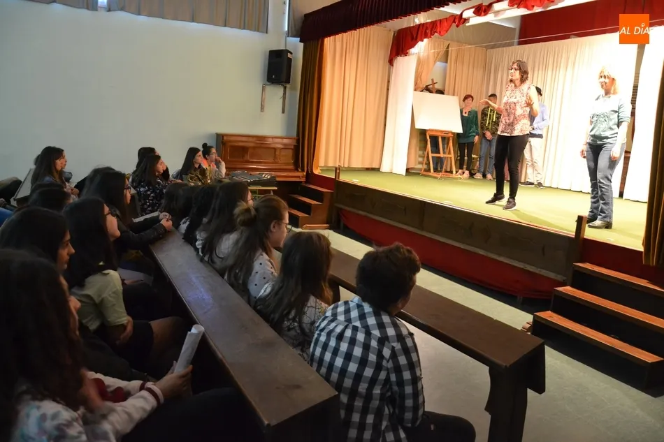 Foto 5 - Alumnos del Fray Diego asisten a una obra de teatro interactiva en torno al acoso en las aulas  