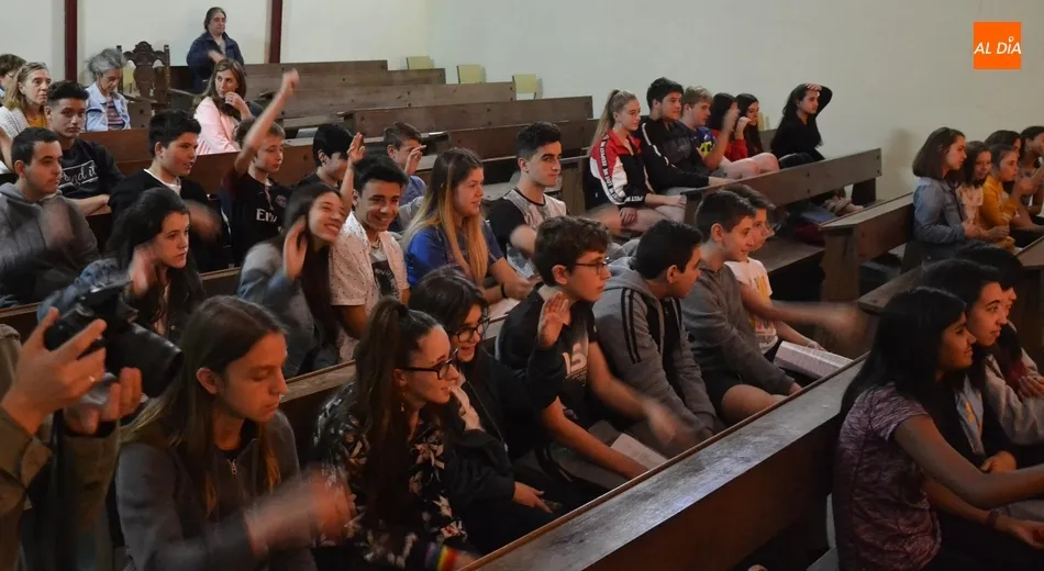 Foto 6 - Alumnos del Fray Diego asisten a una obra de teatro interactiva en torno al acoso en las aulas  