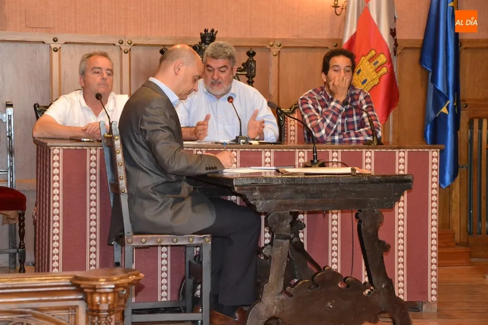 Foto 9 - La legislatura 2015-2019 llega a su fin con un emotivo pleno &ldquo;m&aacute;s de personas que de...