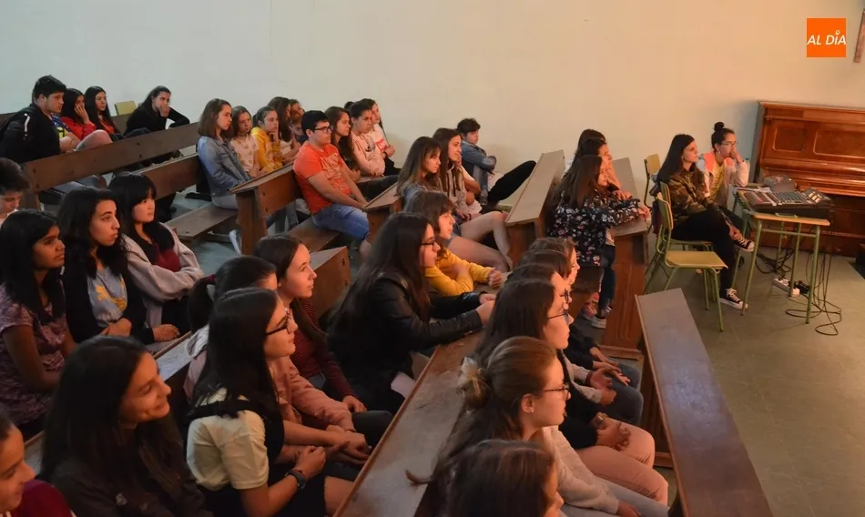 Foto 10 - Alumnos del Fray Diego asisten a una obra de teatro interactiva en torno al acoso en las aulas  