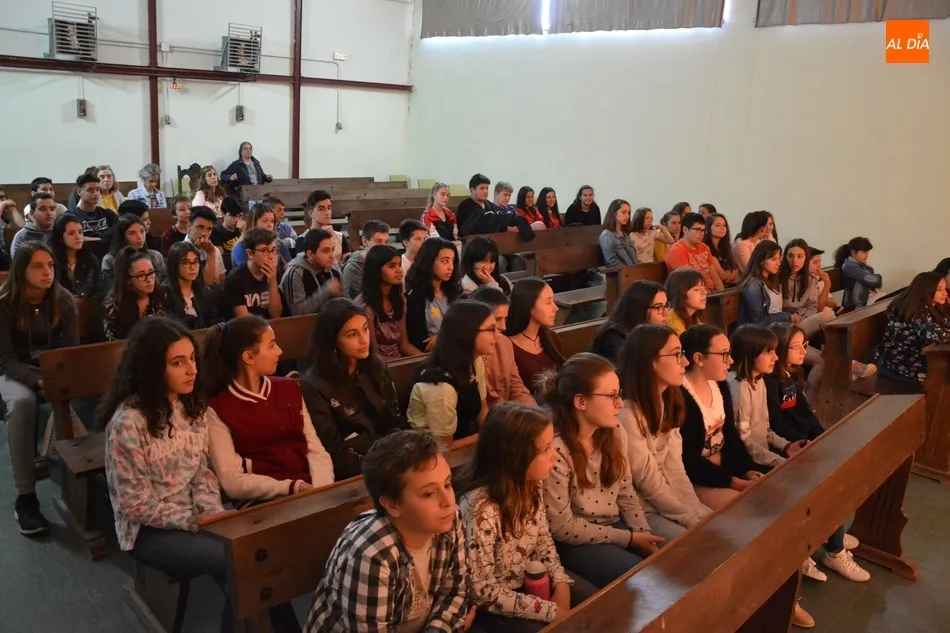 Foto 11 - Alumnos del Fray Diego asisten a una obra de teatro interactiva en torno al acoso en las aulas  