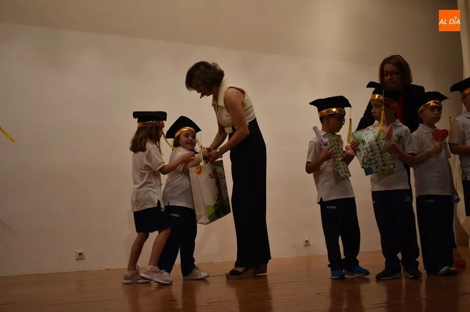 Foto 3 - El colegio Santa Isabel celebra las graduaciones de sus alumnos de 3&ordm; de Infantil
