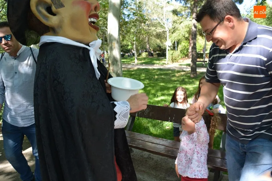 Foto 6 - Diversion con las charangas y cabezudos en el parque Jesuitas