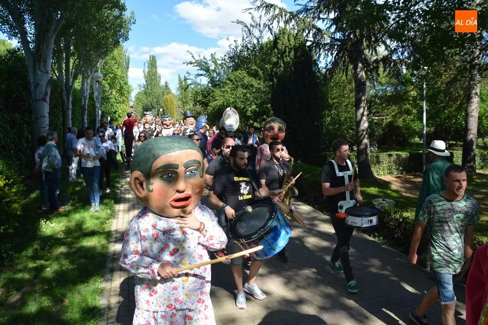 Foto 3 - Diversion con las charangas y cabezudos en el parque Jesuitas