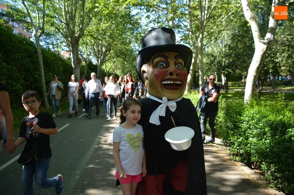 Foto 2 - Diversion con las charangas y cabezudos en el parque Jesuitas