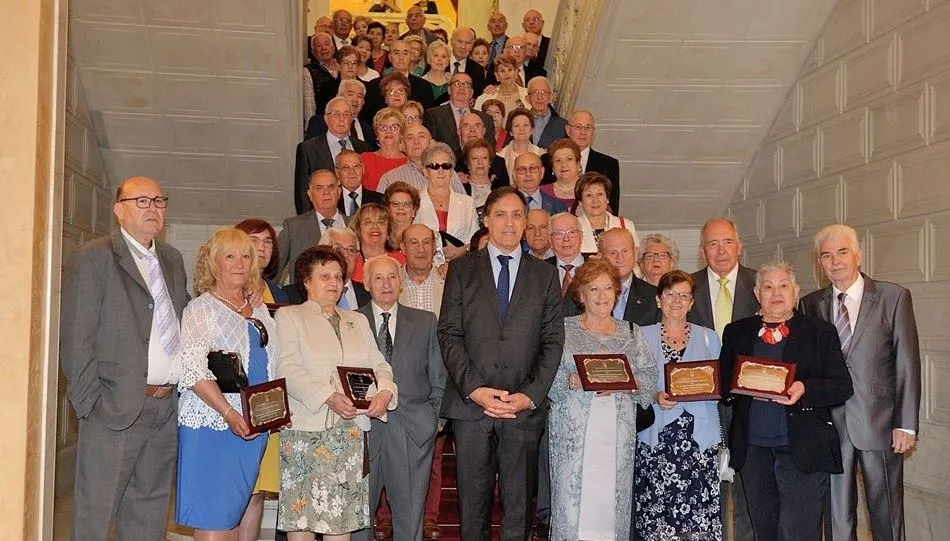 El alcalde de la ciudad, Carlos García Carbayo, junto a los matrimonios homenajeados