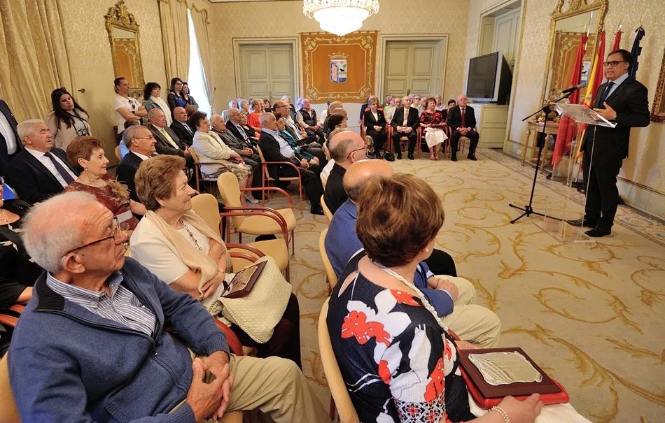 Foto 4 - El Ayuntamiento homenajea a 35 matrimonios salmantinos por sus 50 a&ntilde;os de casados