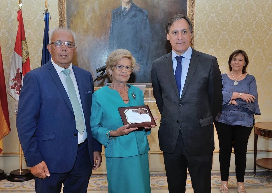 Foto 5 - El Ayuntamiento homenajea a 35 matrimonios salmantinos por sus 50 a&ntilde;os de casados