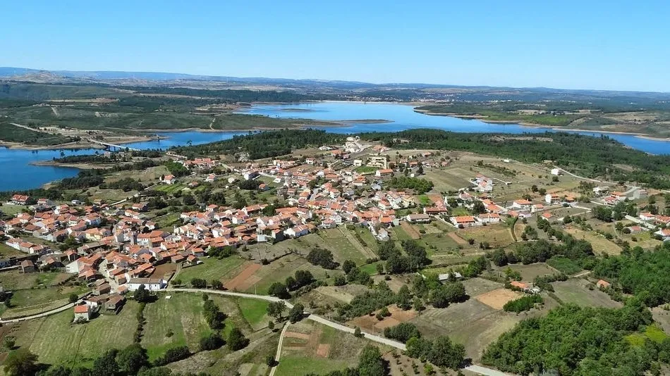 El pueblo de Malcata se sitúa a orillas del río Côa