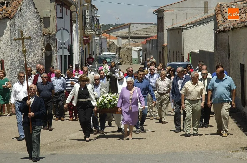 Procesión de San Antonio por las calles de Campillo | Fotos Adrián Martín