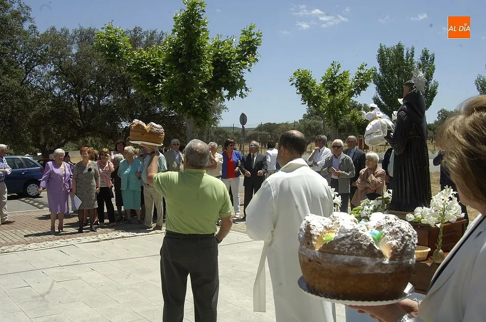 Foto 5 - D&iacute;a grande en Campillo de Azaba con la procesi&oacute;n de San Antonio por las calles del pueblo  