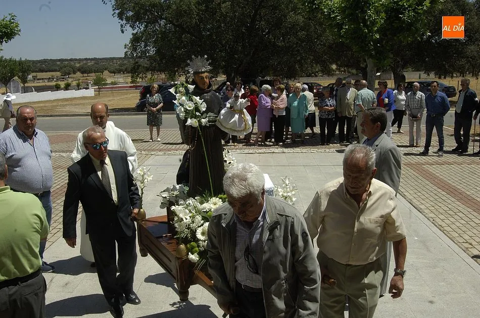 Foto 3 - D&iacute;a grande en Campillo de Azaba con la procesi&oacute;n de San Antonio por las calles del pueblo  