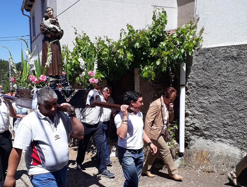 Foto 4 - Una acordeonista anima la celebraci&oacute;n de San Antonio en Vegas de Domingo Rey  
