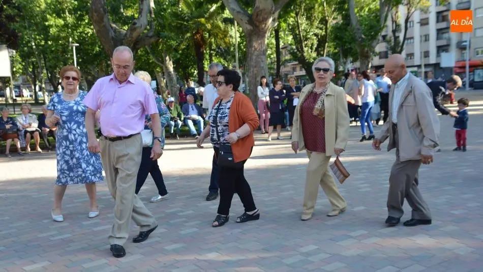 Baile de los mayores en La Alamedilla. Foto de Lydia González