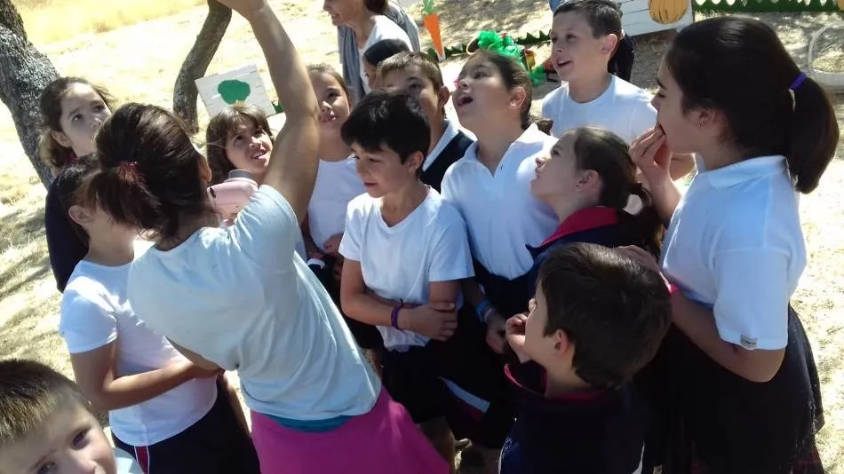 Foto 5 - Los alumnos de Misioneras-Santa Teresa tambi&eacute;n se pasan por el huerto de C&aacute;ritas  
