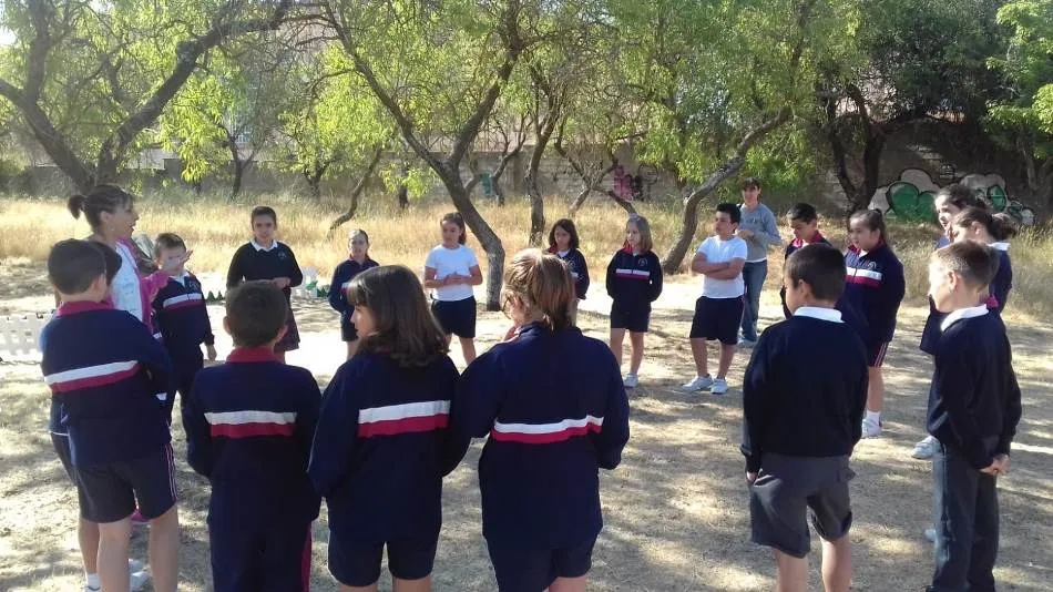 Foto 2 - Los alumnos de Misioneras-Santa Teresa tambi&eacute;n se pasan por el huerto de C&aacute;ritas  