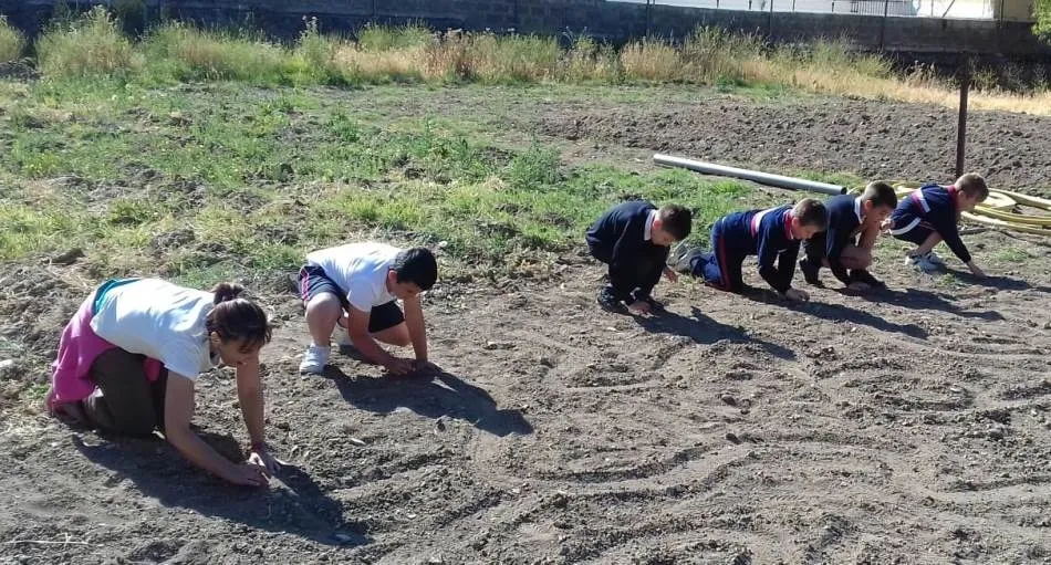 Foto 3 - Los alumnos de Misioneras-Santa Teresa tambi&eacute;n se pasan por el huerto de C&aacute;ritas  