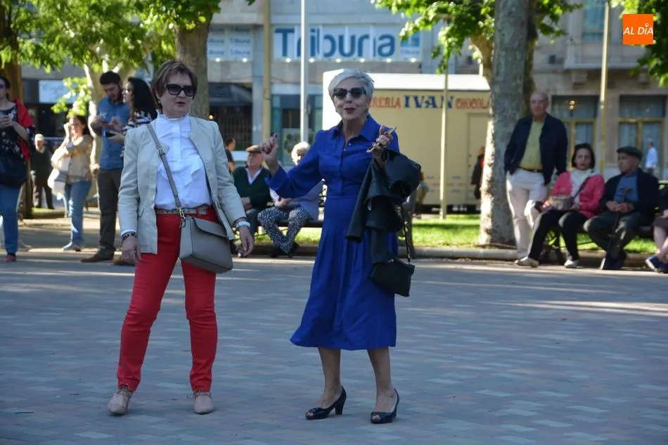 Foto 5 - Los mayores disfrutan de un animado baile en el Parque de la Alamedilla