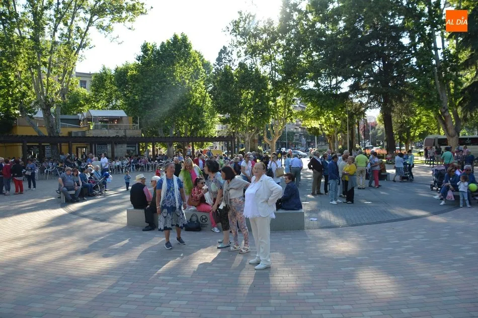 Foto 4 - Los mayores disfrutan de un animado baile en el Parque de la Alamedilla