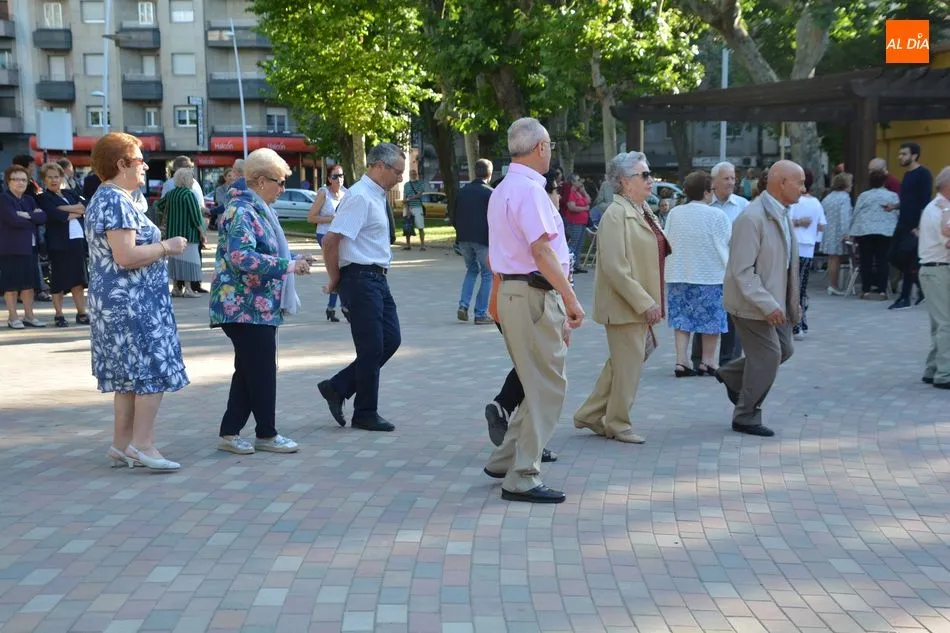 Foto 3 - Los mayores disfrutan de un animado baile en el Parque de la Alamedilla