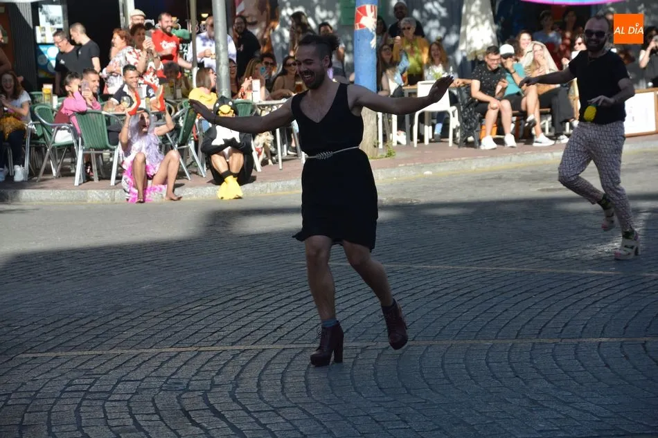 Foto 11 - Exitosa carrera de tacones para abrir la veda en el Orgullo Charro