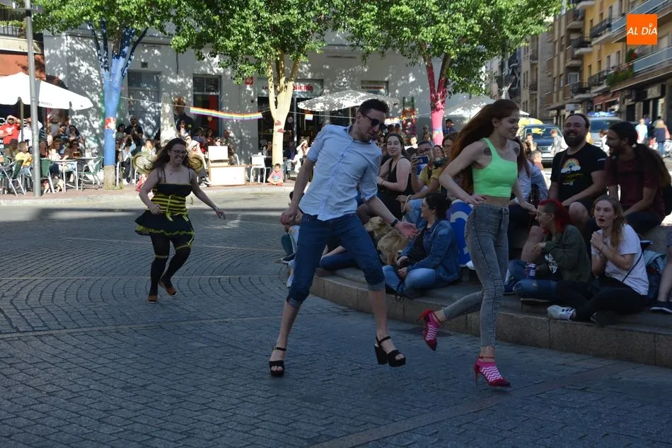 Foto 10 - Exitosa carrera de tacones para abrir la veda en el Orgullo Charro