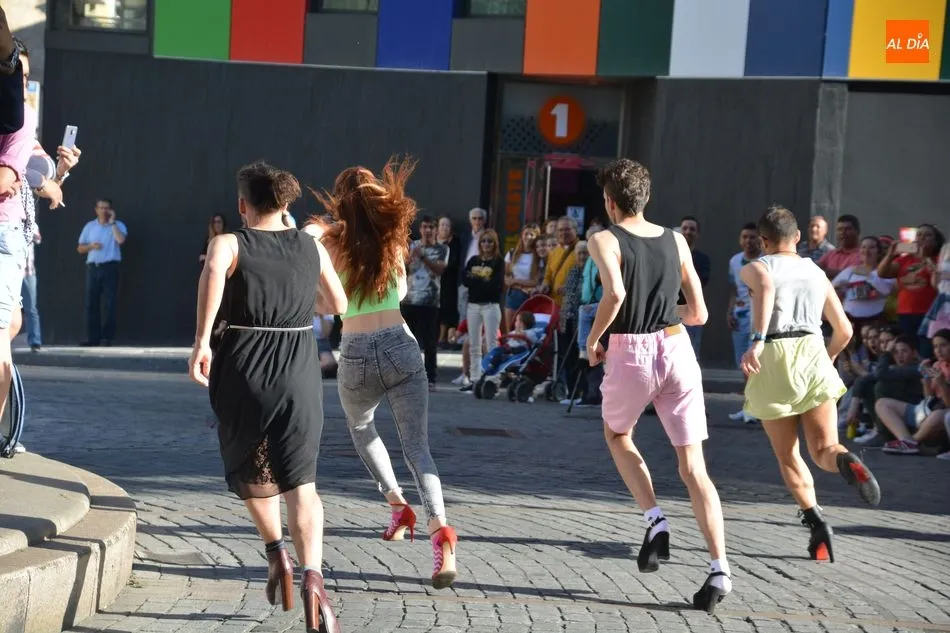 Foto 9 - Exitosa carrera de tacones para abrir la veda en el Orgullo Charro