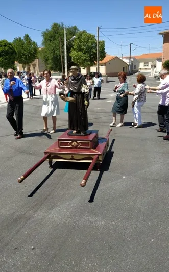 Foto 5 - Nava de Sotrobal se echa a las calles para festejar a San Antonio