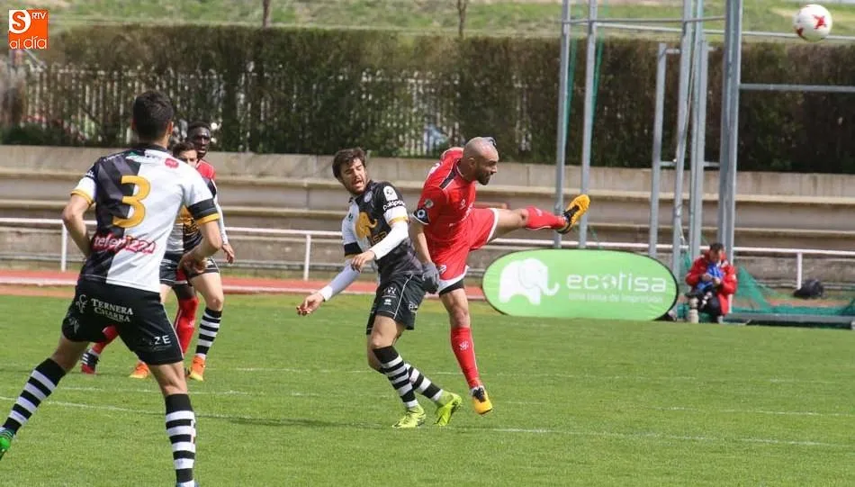 Jehu, con la camiseta roja, en un derbi ante Unionistas