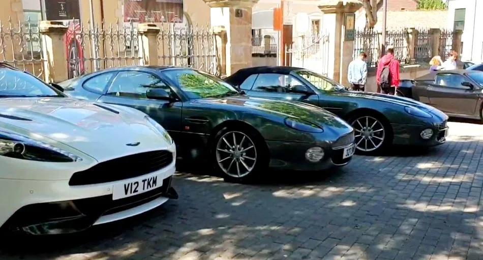Algunos de los vehículos aparcados junto al Museo de Historia de la Automoción
