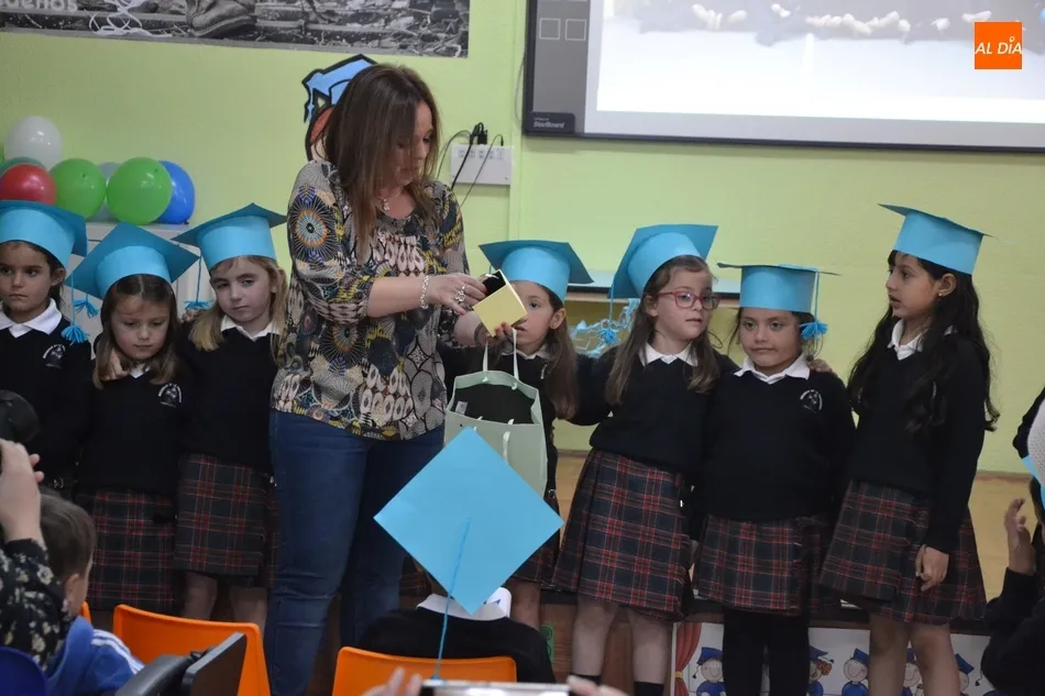 Foto 2 - Emotiva jornada en el Colegio Misioneras-Santa Teresa con una doble graduaci&oacute;n  