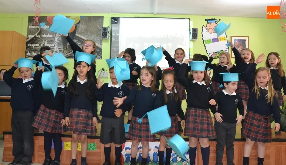 Foto 10 - Emotiva jornada en el Colegio Misioneras-Santa Teresa con una doble graduaci&oacute;n  