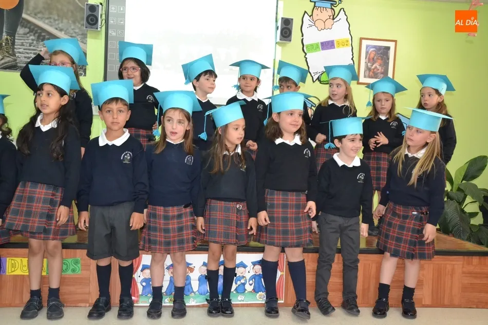 Foto 11 - Emotiva jornada en el Colegio Misioneras-Santa Teresa con una doble graduaci&oacute;n  