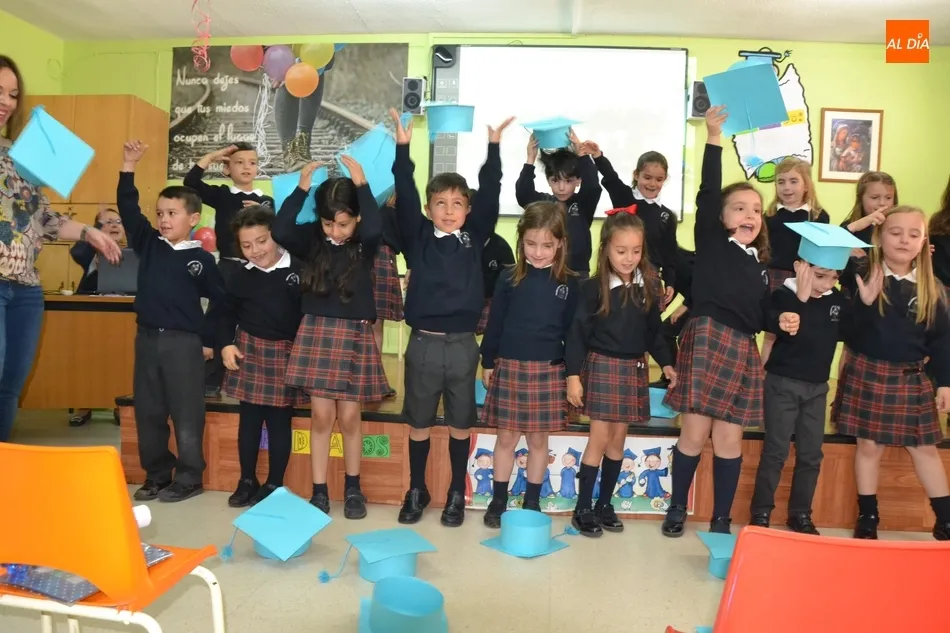 Foto 9 - Emotiva jornada en el Colegio Misioneras-Santa Teresa con una doble graduaci&oacute;n  