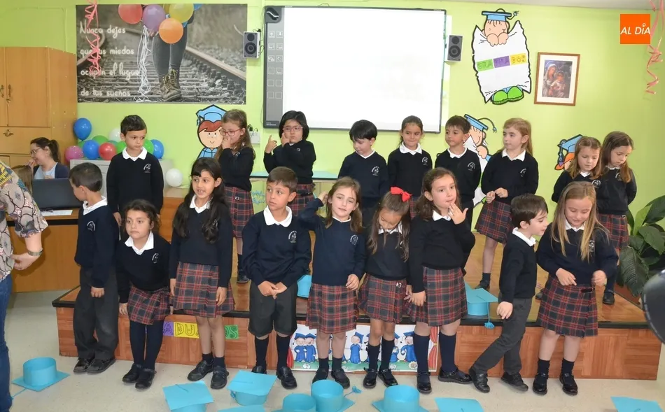 Foto 8 - Emotiva jornada en el Colegio Misioneras-Santa Teresa con una doble graduaci&oacute;n  