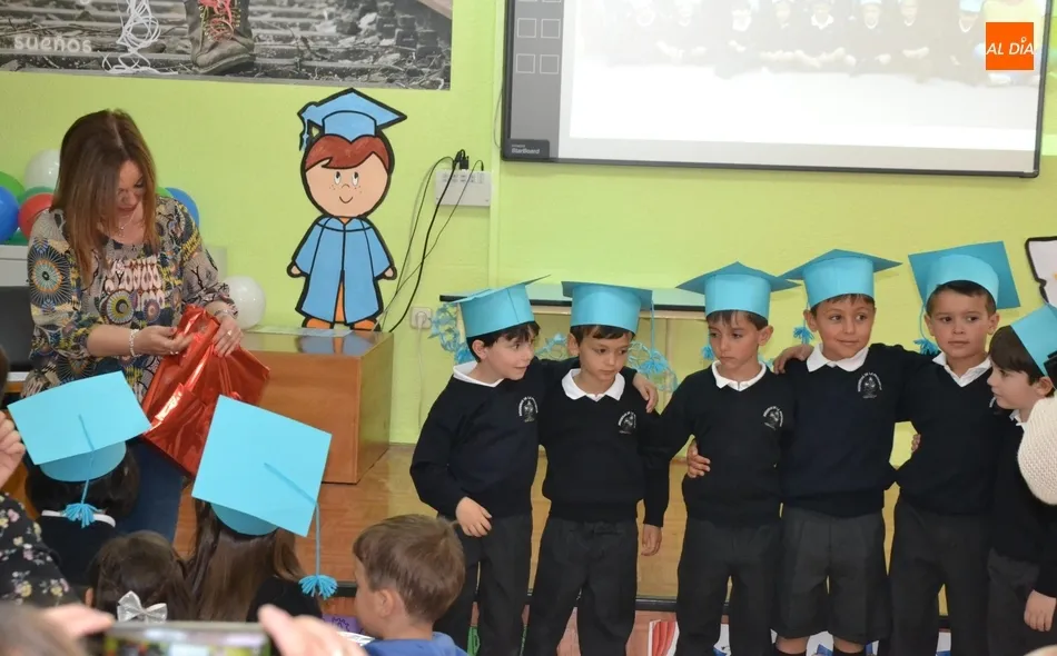 Foto 6 - Emotiva jornada en el Colegio Misioneras-Santa Teresa con una doble graduaci&oacute;n  
