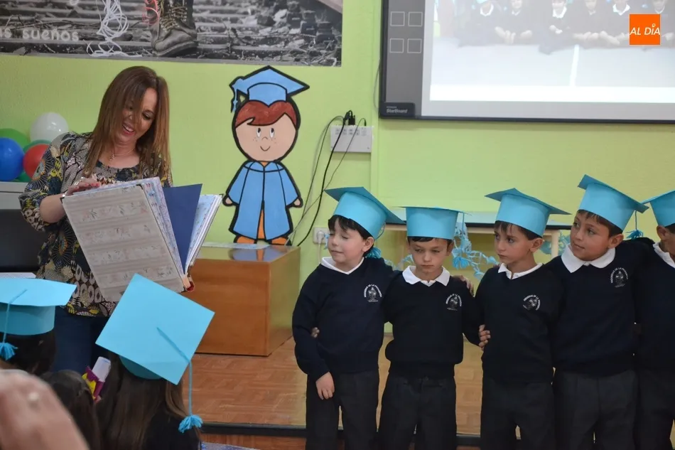 Foto 5 - Emotiva jornada en el Colegio Misioneras-Santa Teresa con una doble graduaci&oacute;n  