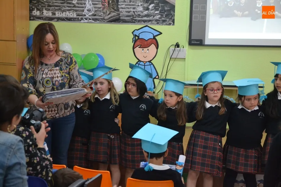 Foto 4 - Emotiva jornada en el Colegio Misioneras-Santa Teresa con una doble graduaci&oacute;n  