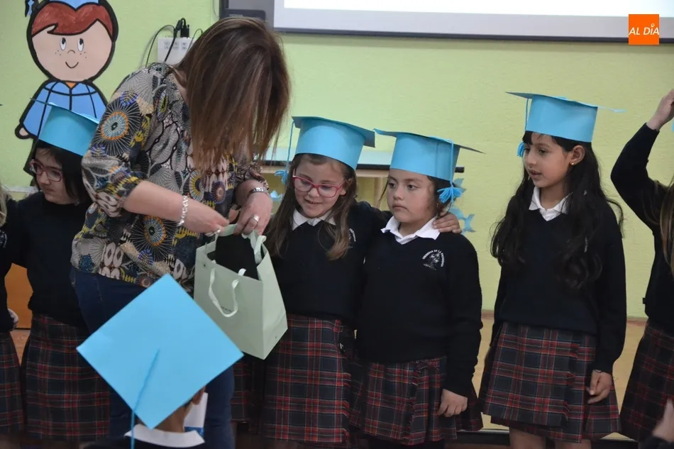Foto 3 - Emotiva jornada en el Colegio Misioneras-Santa Teresa con una doble graduaci&oacute;n  