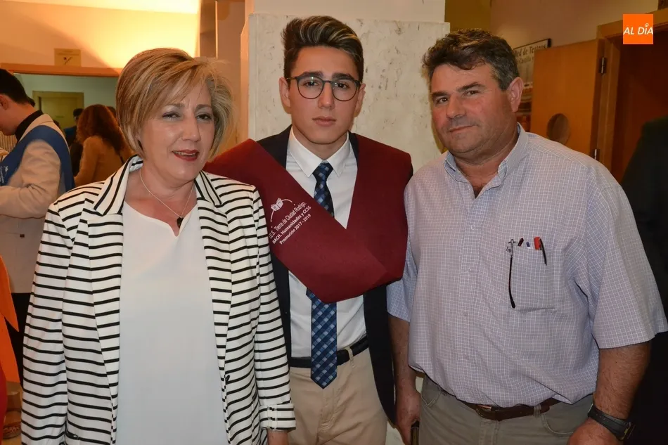 Foto 11 - Los &ldquo;actores&rdquo; veteranos del IES Tierra se despiden en una amena graduaci&oacute;n en la que...