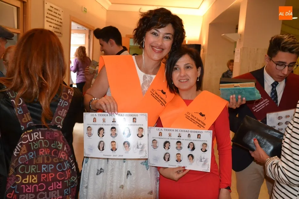Foto 10 - Los &ldquo;actores&rdquo; veteranos del IES Tierra se despiden en una amena graduaci&oacute;n en la que...