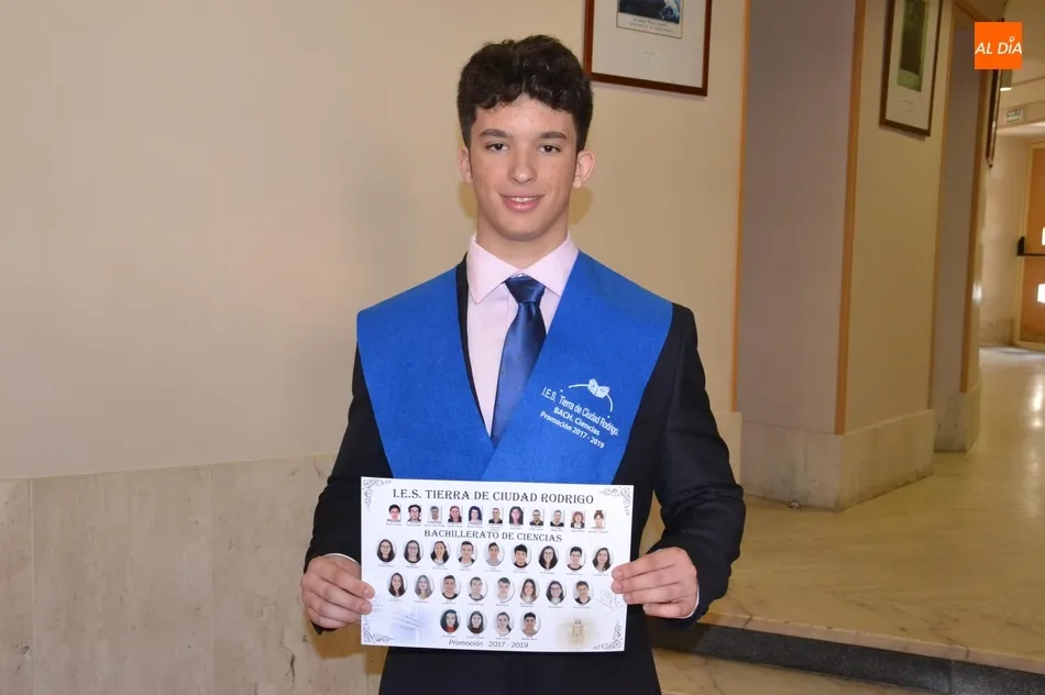 Foto 8 - Los &ldquo;actores&rdquo; veteranos del IES Tierra se despiden en una amena graduaci&oacute;n en la que...