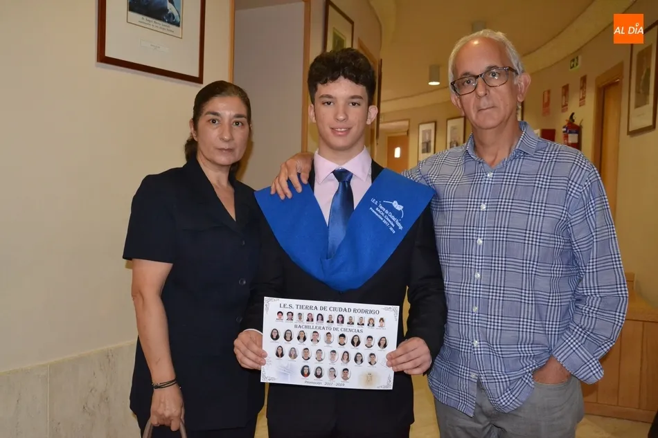 Foto 9 - Los &ldquo;actores&rdquo; veteranos del IES Tierra se despiden en una amena graduaci&oacute;n en la que...