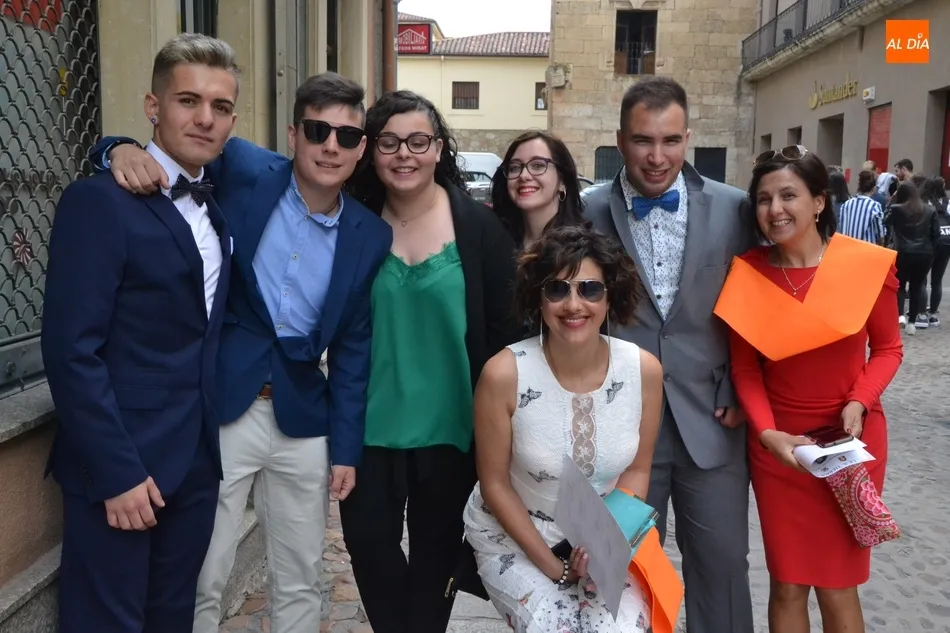 Foto 5 - Los &ldquo;actores&rdquo; veteranos del IES Tierra se despiden en una amena graduaci&oacute;n en la que...