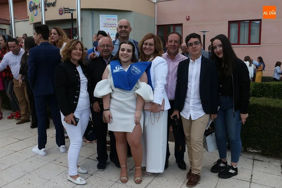Foto 11 - Los alumnos del IES V&iacute;a de la Plata celebran su graduaci&oacute;n
