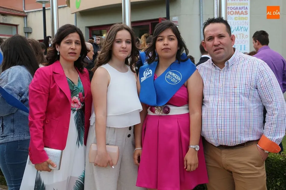 Foto 10 - Los alumnos del IES V&iacute;a de la Plata celebran su graduaci&oacute;n