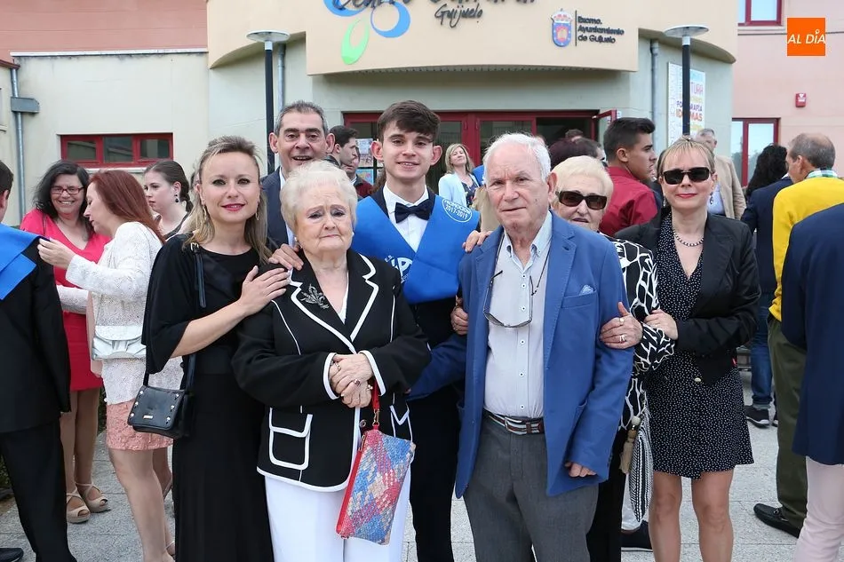 Foto 9 - Los alumnos del IES V&iacute;a de la Plata celebran su graduaci&oacute;n